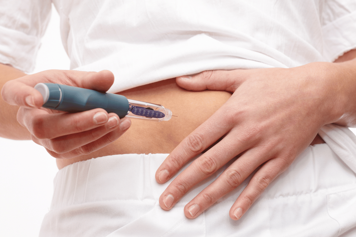 Woman with insulin dependentdiabetis is giving herself an insulininjection.