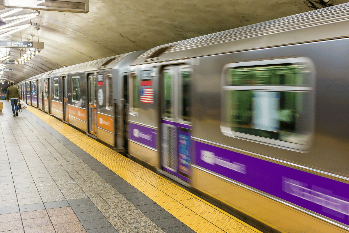 Learn practical breastfeeding and pumping tips for moms commuting in NYC and LA. Discover how to safely store breast milk during long commutes with portable cooling solutions designed for working moms.
