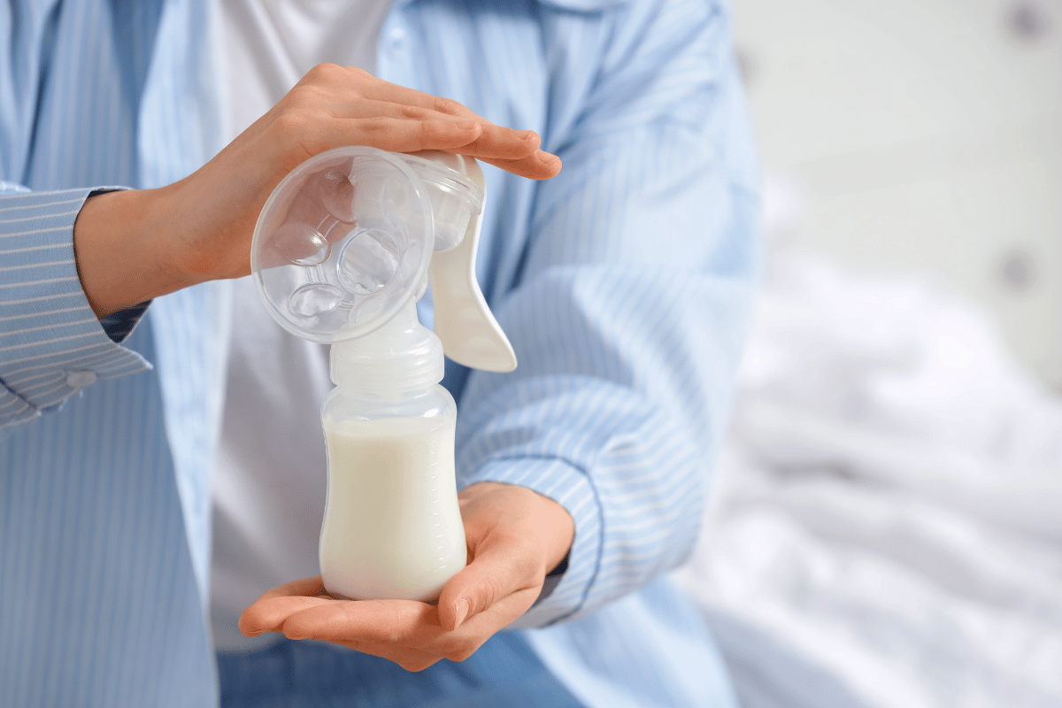 Compact breast milk cooler for short outings and errands